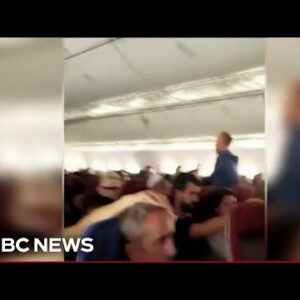 Shaking match injures 50 on Boeing 787 flight
